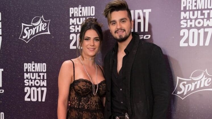 Namorada de Luan Santana, Jade Magalhães, se forma em faculdade de moda e comemora