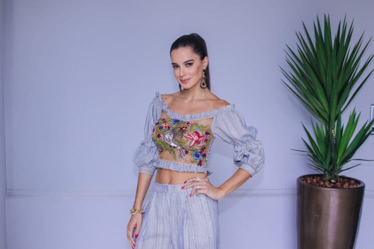 De biquíni neon, Vera Viel é comparada novamente com Bruna Marquezine e chama atenção em Angra dos Reis