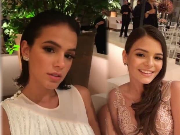 Bruna Marquezine se "derrete'' pela irmã mais nova e exibe momento inusitado