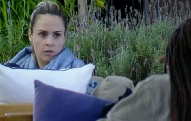 Após Evandro Santo causar punição, Ana Paula briga com o peão e com Fernanda Lacerda por conta de água