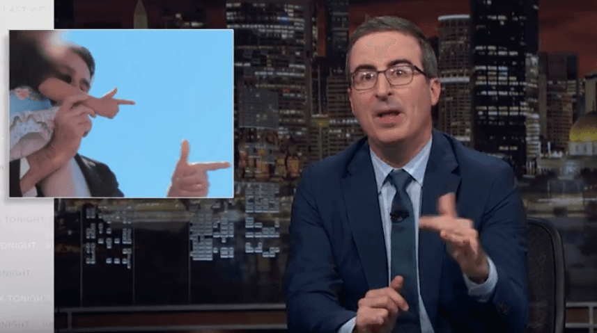John Oliver ironiza "arminhas" com as mãos de Bolsonaro (Foto: Reprodução) John Oliver ironiza "arminhas" com as mãos de Bolsonaro (Foto: Reprodução)