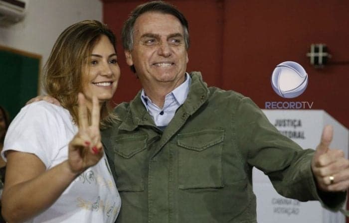 Com Bolsonaro internado, Michelle Bolsonaro é flagrada no hospital com Presidente fazendo algo comovente