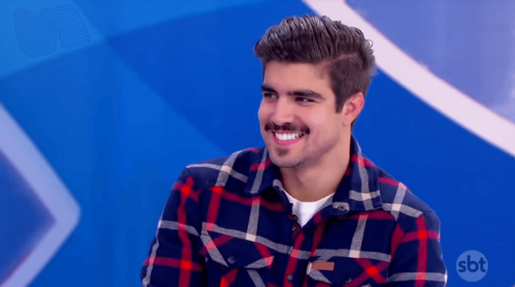 Caio Castro posta clique e brinca com ''quilinhos à mais''
