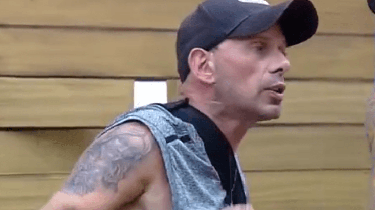 A Fazenda 10: Rafael Ilha se descontrola e briga com Evandro Santo