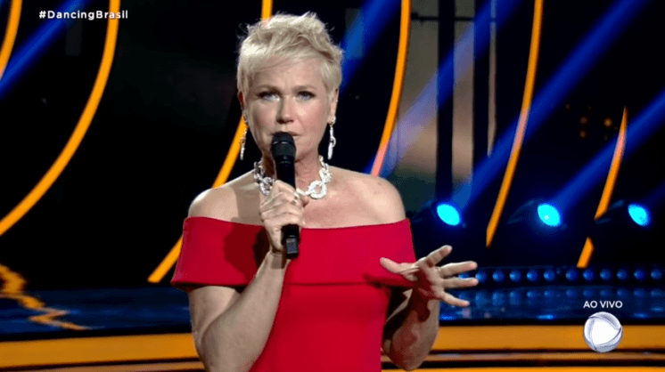 Atriz se machuca durante ensaio para o Dancing Brasil, bate a cabeça e é retirada de maca