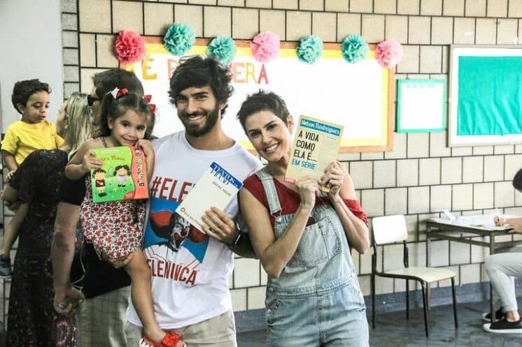 Deborah Secco vai com o marido e a filha votar, usa bicicleta como transporte e manda recado