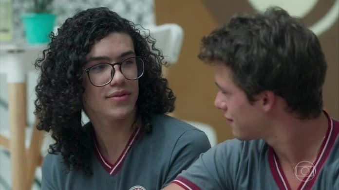 Ator de Malhação fala sobre beijo gay, diz como contou para a família sobre orientação sexual e choca com detalhes
