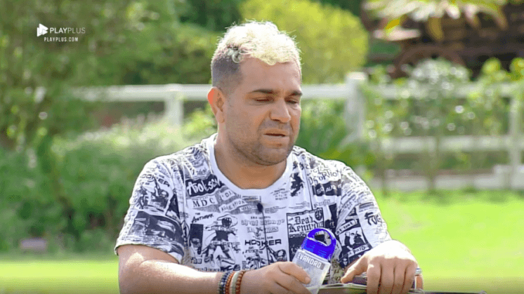 Na emissora de Edir Macedo, Evandro faz macumba em A Fazenda e dá o que falar