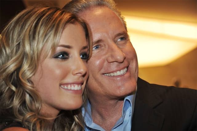 Filha de Roberto Justus deixa a maternidade com as filhas recém-nascidas e o marido
