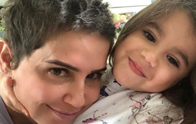 Deborah Secco radicaliza no visual e deixa filha impressionada com a mudança: "Parece a Xuxa''