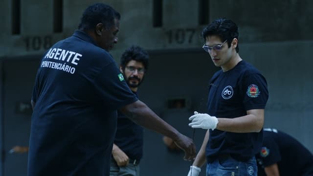 Wellington (Gabriel Leone), Valdir (Tony Tornado) e Isaías (Lourinelson Vladimir) em Carcereiros (Foto: Globo/Divulgação) Wellington (Gabriel Leone), Valdir (Tony Tornado) e Isaías (Lourinelson Vladimir) em Carcereiros (Foto: Globo/Divulgação)