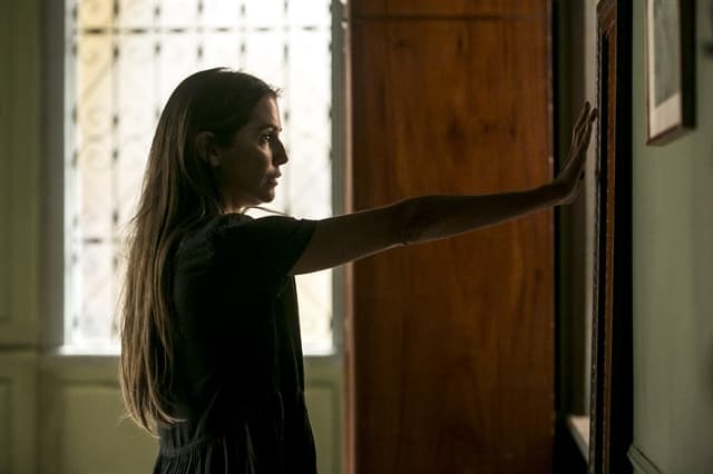 Segundo Sol: Karola foge, vai em busca do seu passado e é surpreendida