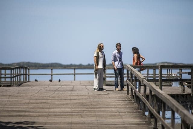 Beto (Emilio Dantas) e Groa (André Dias) encontram Jennifer (Lucélia Pontes) em Segundo Sol (Foto: Globo/Victor Pollak) Beto (Emilio Dantas) e Groa (André Dias) encontram Jennifer (Lucélia Pontes) em Segundo Sol (Foto: Globo/Victor Pollak)