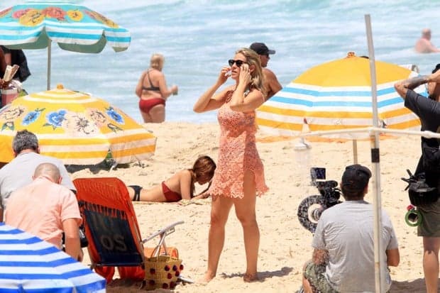 Luana Piovani dá resposta direta para seguidores que criticaram seu corpo em foto na praia