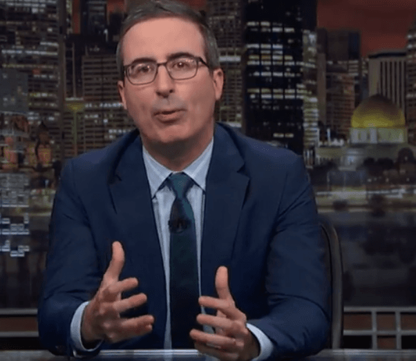 John Oliver apresenta o Last Week Tonight (Foto: Reprodução) John Oliver apresenta o Last Week Tonight (Foto: Reprodução)