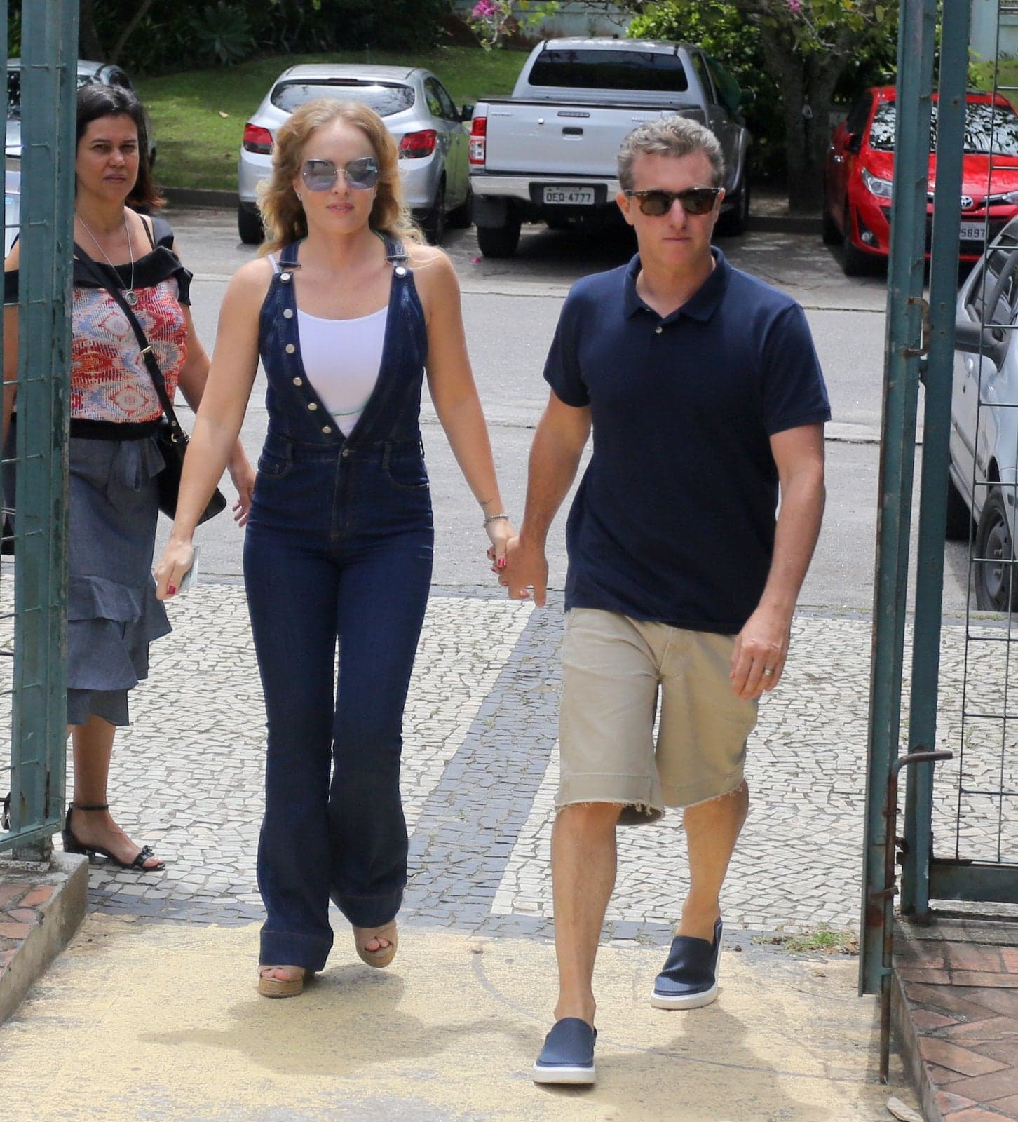 Luciano Huck e Angélica votam na Barra da Tijuca, no RJ - AGNEWS (Foto: Reprodução) Luciano Huck e Angélica votam na Barra da Tijuca, no RJ - AGNEWS (Foto: Reprodução)