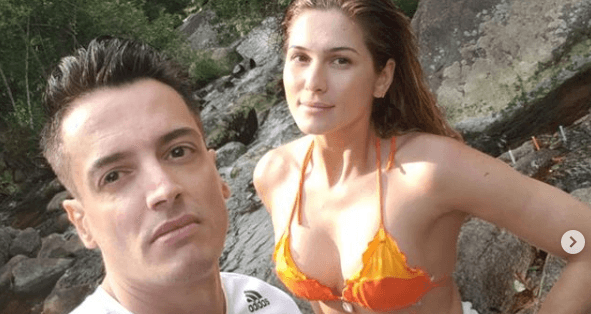Léo Dias faz banho energizado com Lívia Andrade