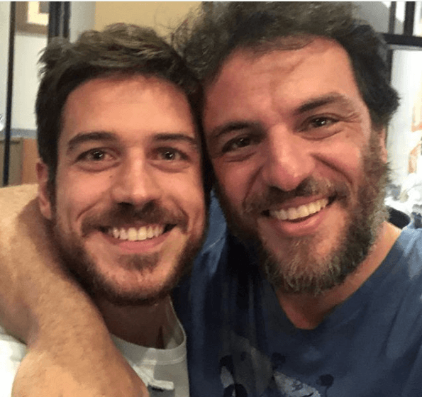 Marco Pigossi é homenageado por Rodrigo Lombardi e detalhe em foto chama atenção