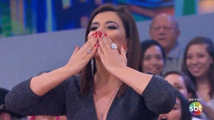 Mara Maravilha reestreia no SBT, causa, e troca farpas com Leão Lobo ao vivo