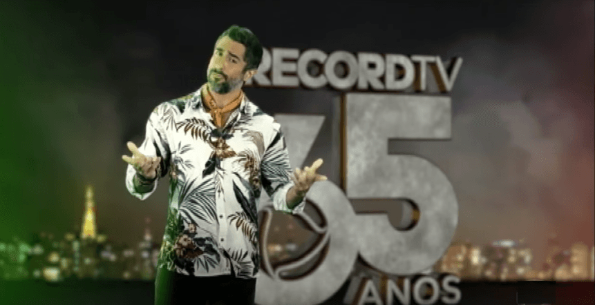 O apresentador Marcos Mion comanda o reality show A Fazenda na Record (Foto: Reprodução)