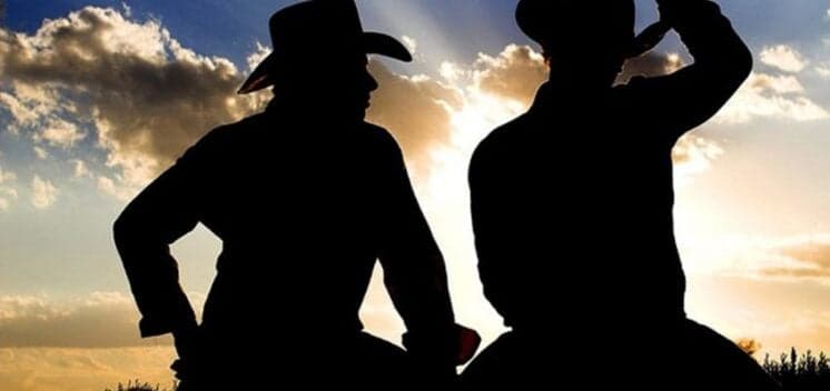 Após descobrir suposta traição de famoso cantor sertanejo com outros homens, namorada quebra o silêncio