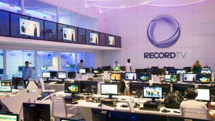 Ex-chefe do Jornal da Record pede demissão, faz desabafo e revela em quem votar