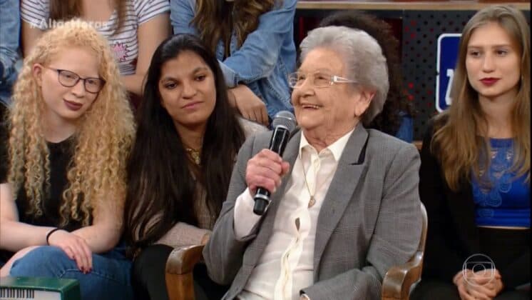 Palmirinha se emociona e cai no choro ao falar das dificuldades que enfrentou na vida
