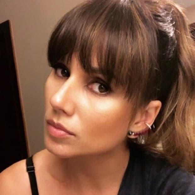 Paula Fernandes choca a todos andando de metrô fantasiada