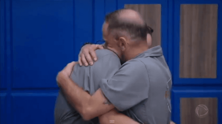 Após prova do fazendeiro, Perlla é surpreendida com abraço de Rafael Ilha