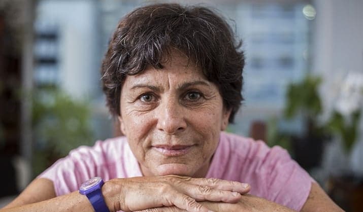 Atriz brasileira indicada ao Emmy leva vida simples e quer distância das novelas: "É tempo perdido"