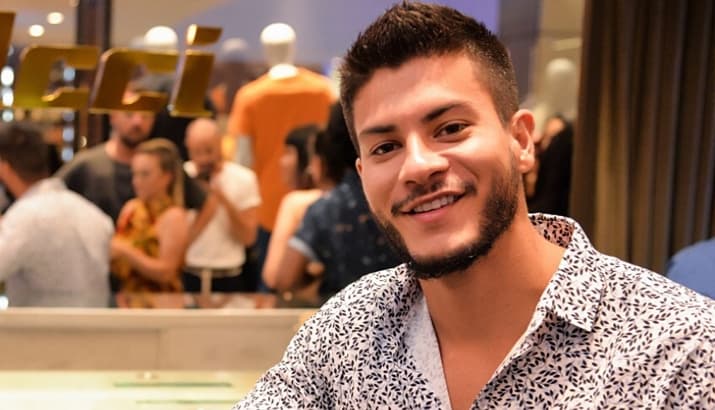 Arthur Aguiar fala sobre paternidade, revela como cuida da filha e impressiona