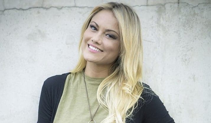 Aos 39 anos, Ellen Rocche surge sensualizando em foto ousada em rede social