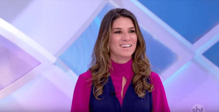 Rebeca Abravanel quebra protocolo e faz algo inesperado para ajudar participante do Roda-Roda