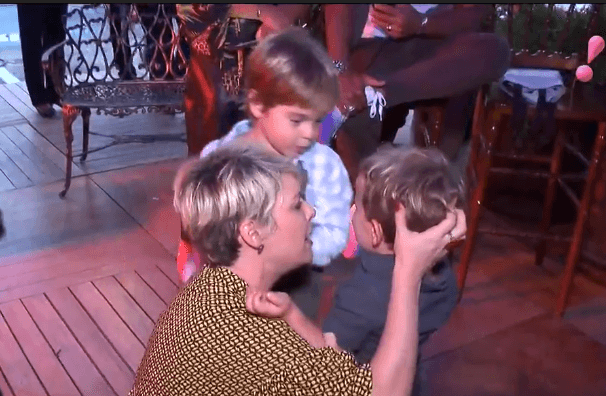 Filhos de Regiane Alves protagonizam momento inusitado durante entrevista da atriz