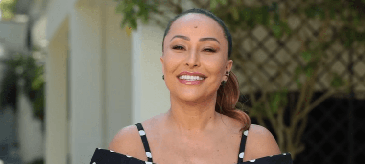 Sabrina Sato assina novo contrato com a Record