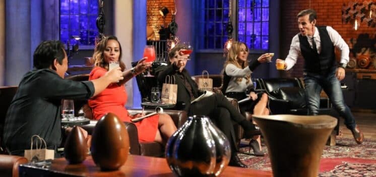 Em reality show, jurados surpreendem e bebem cachaça para avaliar participantes
