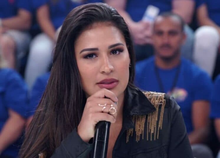 Simone se esconde em foto de biquíni e faz desabafo