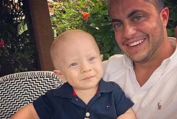 Thammy posa com bebê, se declara e ganha elogios: "Você será um grande pai"