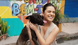 A atriz Thaís Melchior e o Feijão. (foto: Reprodução)