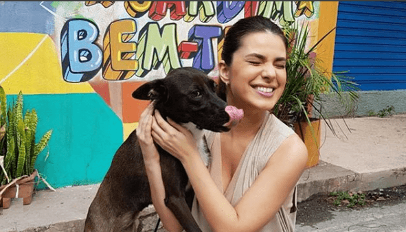 Thaís Melchior posa com cão de novela do SBT