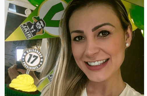 Andressa Urach promove aniversário com tema Bolsonaro e comemora: "Melhor já ir se acostumando"