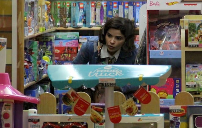 Vanessa Giacomo passeia com filha em loja de brinquedos e detalhe chama atenção