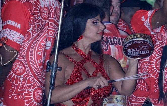Viviane Araújo chama atenção de peruca na Salgueiro