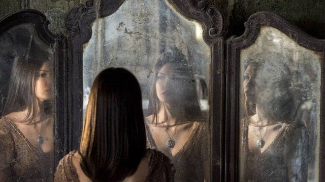 Espelho da Vida: Cris descobre que Julia foi filha da sua mesma mãe