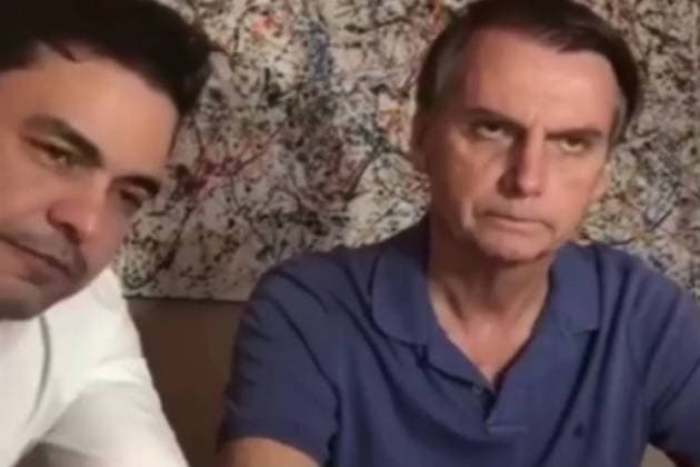 Zezé Di Camargo surge em vídeo polêmico na casa de Jair Bolsonaro; assista