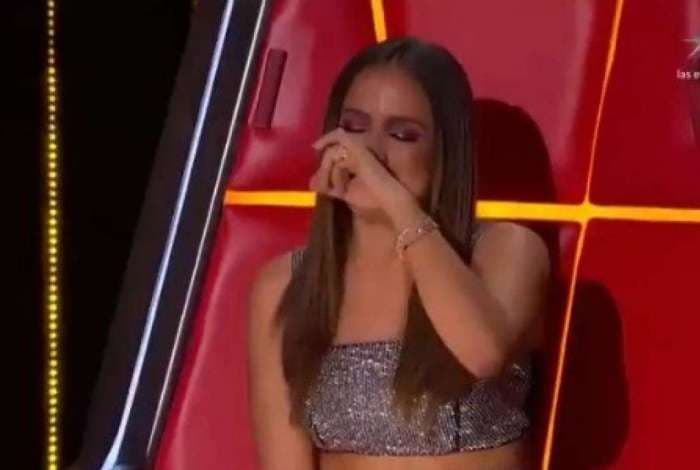 Anitta chora no The Voice México ao relembrar morte da avó e comove telespectadores