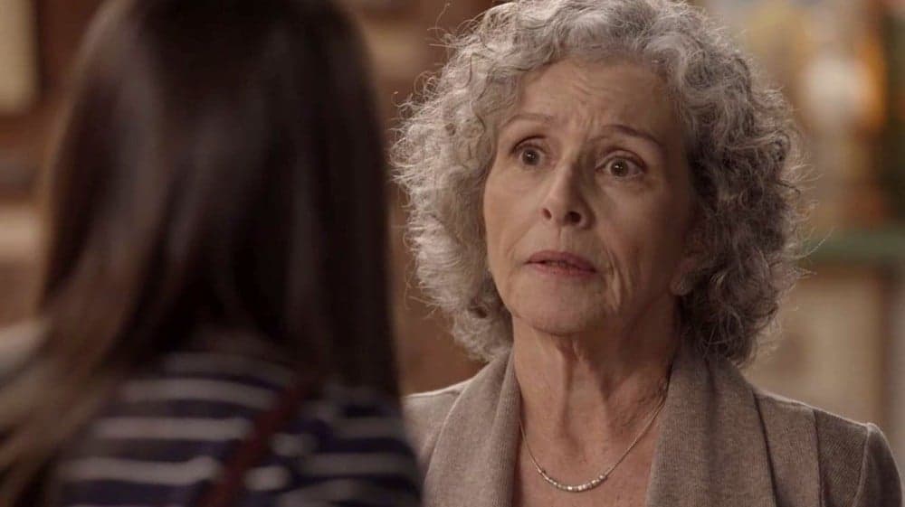 Cris (Vitoria Strada) e Margot (Irene Ravache) em Espelho da Vida (Foto: Reprodução/Globo)