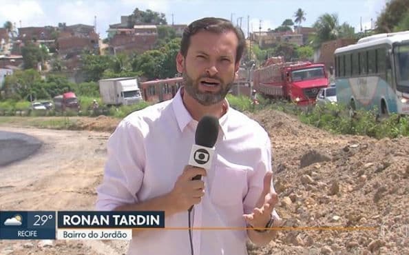 Buraco de rua vira piscina ao vivo, jornalista da Globo tenta se controlar e vídeo bomba na web
