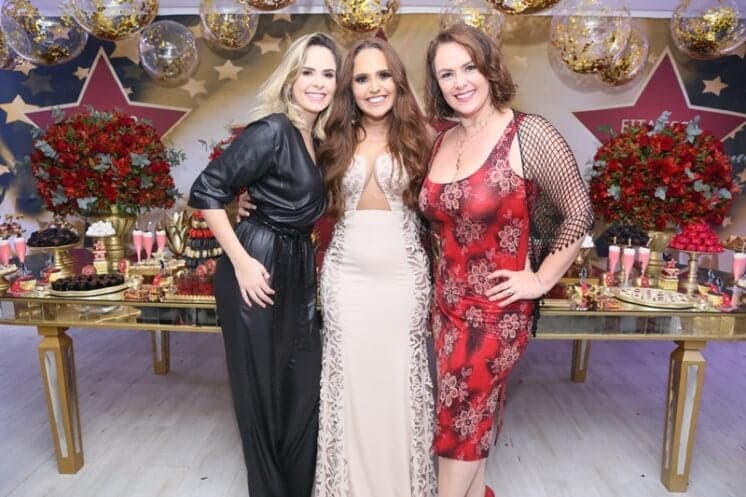 Ana Paula Renault, Patrícia Leitte e Ana Paula Almeida vão à festa luxuosa de 30 anos de Perlla