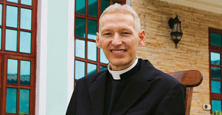 Padre Marcelo Rossi foi empurrado por mulher durante missa (Foto: Reprodução)